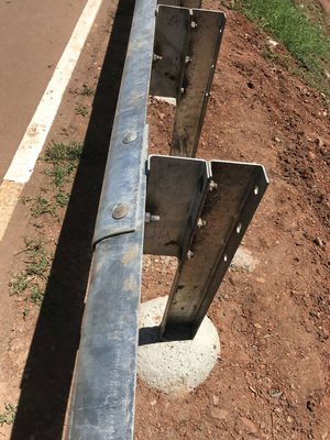 Προσαρμοσμένο χρώμα γαλβανισμένο W Beam Guardrail εμπόδιο κυκλοφορίας για εξωτερική ασφάλεια και πώληση