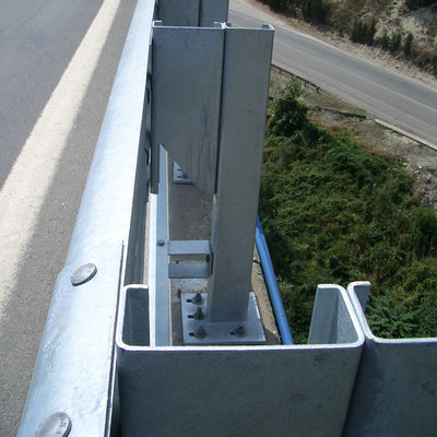 Προσαρμοσμένο χρώμα γαλβανισμένο W Beam Guardrail εμπόδιο κυκλοφορίας για εξωτερική ασφάλεια και πώληση