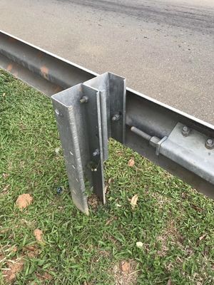 W Φραγίδα προστασίας δέσμης AASHTO M-180 Πρότυπο και 550-600g/m2 Επιχρισμός ψευδαργύρου για την οδική ασφάλεια