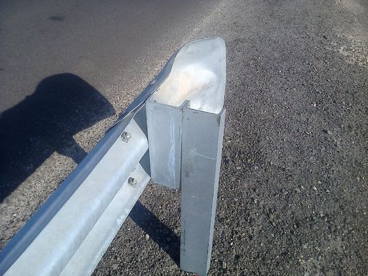 W Φραγίδα προστασίας δέσμης AASHTO M-180 Πρότυπο και 550-600g/m2 Επιχρισμός ψευδαργύρου για την οδική ασφάλεια
