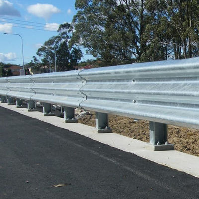 Προσαρμοσμένο Ζινκ Coating Anti-Collision Highway Guardrail με πιστοποίηση ISO 18001