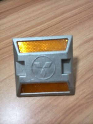 Προσαρμοσμένο μέγεθος Cast Aluminium Road Stud Αντανάκλαστο Γάτο Μάτι Made In με ύψος 50cm