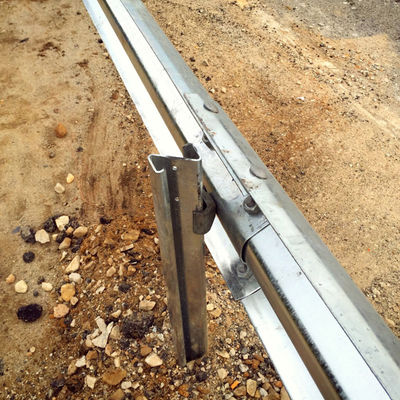 Z Post κυματοειδής σκόνη επικαλυμμένη με W Beam Guardrail για AASHTO M-180 Standard Highway