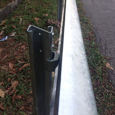 Z Post κυματοειδής σκόνη επικαλυμμένη με W Beam Guardrail για AASHTO M-180 Standard Highway