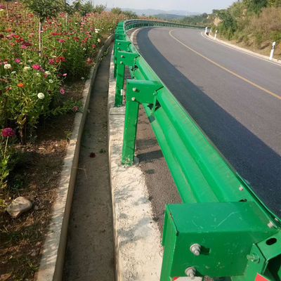 Ασφάλεια οδικών οδών W Beam Guardrail με ζεστή ζαλβάνωση και προσαρμοσμένο σχεδιασμό