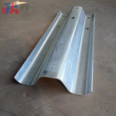Εξωτερική Ασφάλεια Q235 Q345 Ζυγισμένο Aashto M180 W Beam Guardrail για αυτοκινητόδρομους σε πώληση