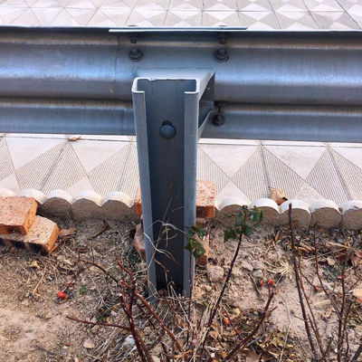 Ζαλβανισμένο σε θερμό βύθιση W Beam Highway Guardrail H Post για την ασφαλή κατασκευή αυτοκινητοδρόμων