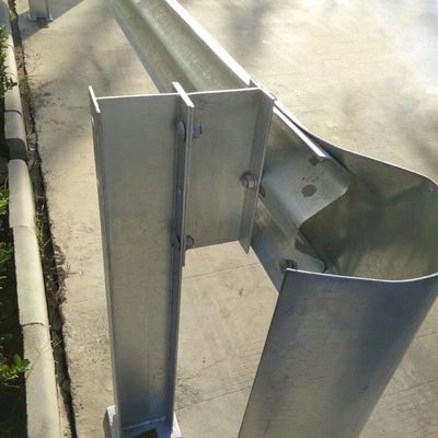 Ζαλβανισμένο σε θερμό βύθιση W Beam Highway Guardrail H Post για την ασφαλή κατασκευή αυτοκινητοδρόμων