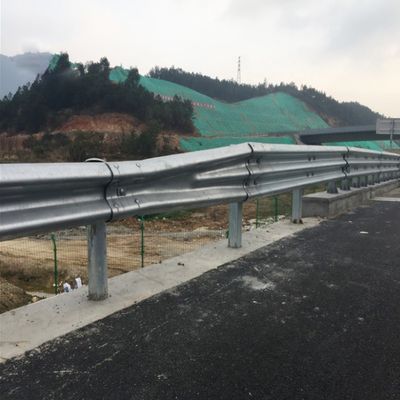 Προσαρμοσμένη επίστρωση ψευδαργύρου AASHTO M180 Ζυγισμένο χάλυβα Highway Guardrail για την οδική ασφάλεια