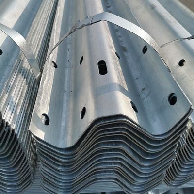 Ζυγισμένο Q235 Q345 W κυματοειδής δοκάριος μεταλλικός περιφραγμός αυτοκινητοδρόμου