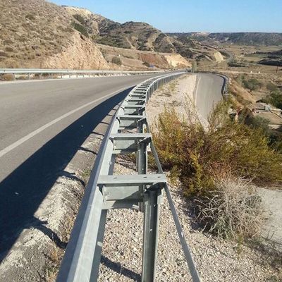 Q235 Ατσάλι Custom Color W Beam Highway Guardrail για την προστασία της εξωτερικής ασφάλειας