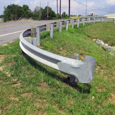 Προσαρμοσμένη Οδική Οδική Ασφάλεια W Beam Steel Guardrail Hot Dip Galvanized Q235 Q345