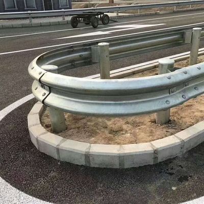 Προσαρμοσμένη Οδική Οδική Ασφάλεια W Beam Steel Guardrail Hot Dip Galvanized Q235 Q345