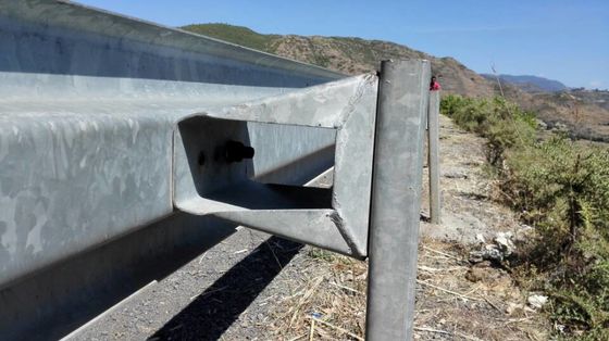 Προσαρμοσμένο ζεστό βουτηγμένο γαλβανισμένο κυματοειδές μπλοκάρισμα κιβωτίου και W Beam Highway Guardrail
