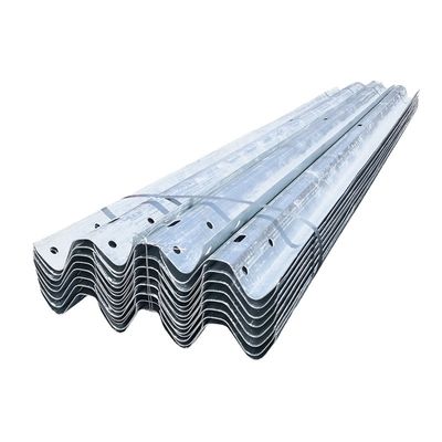 Τυποποιημένο Ζυγισμένο W Beam Highway Guardrail με εξατομικευμένη επιφάνεια ψευδαργύρου 550-600g/m2