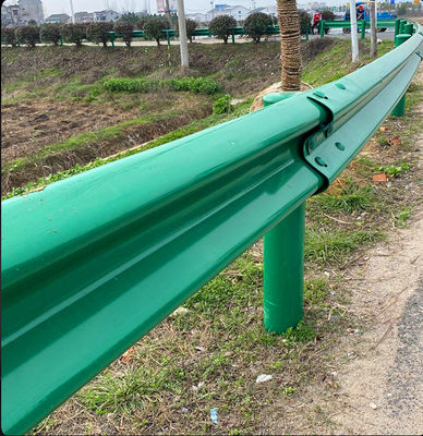 Τυποποιημένο Ζυγισμένο W Beam Highway Guardrail με εξατομικευμένη επιφάνεια ψευδαργύρου 550-600g/m2