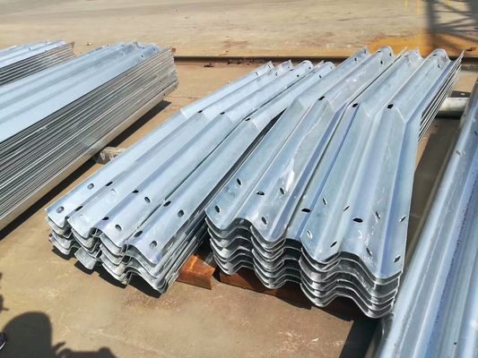 Προσαρμοσμένη επιχρίστωση ψευδαργύρου W Beam Guardrail για το εμπόδιο οδικής ασφάλειας στον αυτοκινητόδρομο Q235 Q345