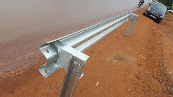 550-600g/m2 Ζινκ επίστρωση θερμό γαλβανισμένο W Beam Guardrail για οδικό εμπόδιο κυκλοφορίας