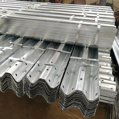 Ασφάλεια οδικών μεταφορών Ζυγισμένο W Beam Highway Guardrail με πιστοποίηση ISO 9001/14001/18001