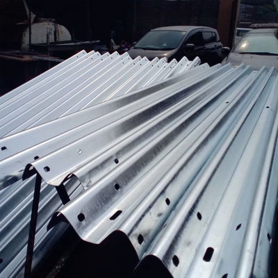 Ασφάλεια οδικών μεταφορών Ζυγισμένο W Beam Highway Guardrail με πιστοποίηση ISO 9001/14001/18001