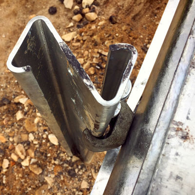 Q235 AASHTO M-180 Ζυγισμένο περιφραγτικό σιδηροδρομικού δικτύου Μέρος φραγμού Z Post για την ασφάλεια της κυκλοφορίας
