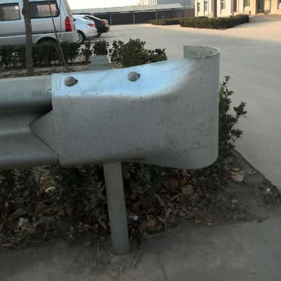 Ζεστό βύθιση γαλβανισμένο ατσάλινο περιφράγιο για την οδική ασφάλεια σε εξατομικευμένα χρώματα σε αυτοκινητόδρομους