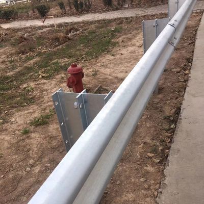 Οδική Ασφάλεια Σιδηροδρομικό φράχτη από χάλυβα W-Beam με ίσιο φράγμα και επικαλυμμένο με γαλβανισμένη σκόνη