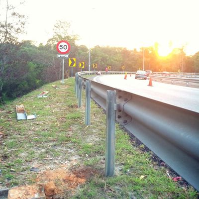 Ασφάλεια οδικής κυκλοφορίας Δαυλώματα W με σχήμα Z Τεχνομεταλλική στήλη και πιστοποίηση ISO