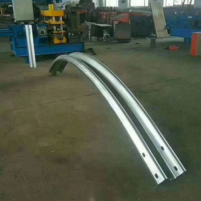 Αντι-σβήσιμο W Beam Highway Guardrails με ασφάλεια οδικής κυκλοφορίας και καμπύλη κάμψη