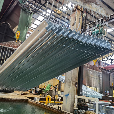 Ασφάλεια οδικών μεταφορών W Beam Hot Dip Galvanized GS4 Guardrail με προσαρμοσμένο σχεδιασμό