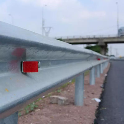 Q235 Q345 Ζεστό βύθιση γαλβανισμένη Τρία δοκάρια αυτοκινητόδρομος περίφραξη με ατσάλινη αιχμή ψαριού άκρο