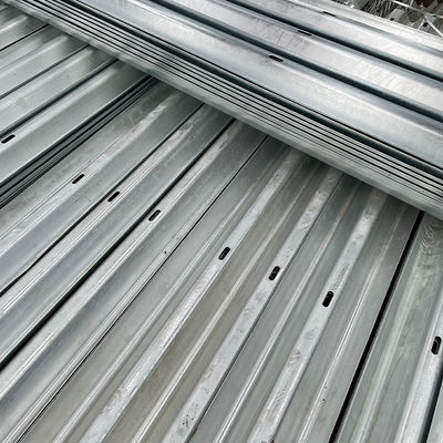 Προσαρμοσμένο Ζινκ Coating Hot Galvanized W Beam Guardrail για την προστασία της κυκλοφορίας στην Αφρική