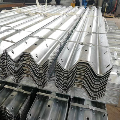 Προσαρμοσμένο Ζινκ Coating Hot Galvanized W Beam Guardrail για την προστασία της κυκλοφορίας στην Αφρική