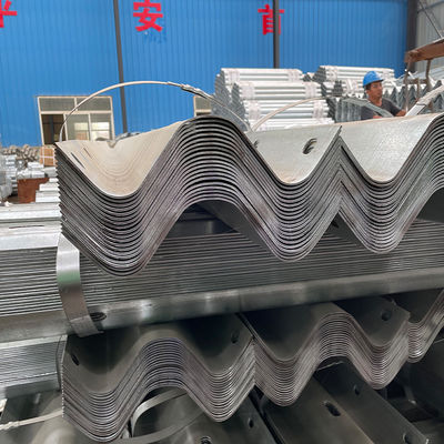 Προσαρμοσμένο Ζινκ Coating Hot Galvanized W Beam Guardrail για την προστασία της κυκλοφορίας στην Αφρική