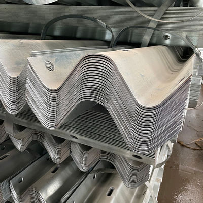 Προσαρμοσμένο Ζινκ Coating Hot Galvanized W Beam Guardrail για την προστασία της κυκλοφορίας στην Αφρική