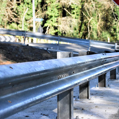 Q345 Τρίχωμα Χάλυβα Ζεστό DIP Ζυγισμένο Κρύο 600G/M2 Χάλυβα Λεωφόρος W Beam Guardrail