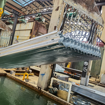 Ζεστό γαλβανισμένο W Beam Guardrail Barrier για την ασφάλεια της οδικής κυκλοφορίας στους δρόμους