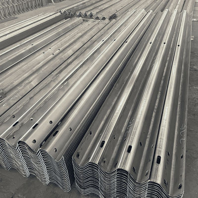 Τραβηγμένο γαλβανισμένο χάλυβα W Beam Highway Guardrail Crash Barrier για την εξωτερική ασφάλεια