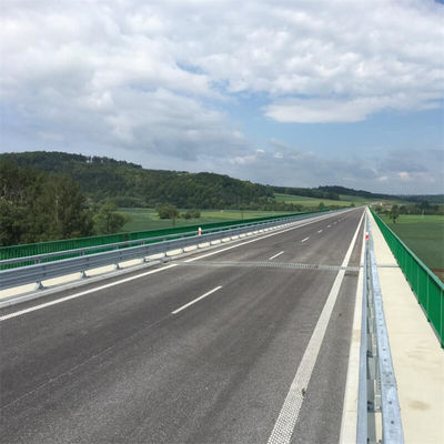Οδική προστατευτική ράχτρα W Beam Cost Steel Per Foot Κατασκευασμένο από Q345 Strip Steel για την προστασία του δρόμου