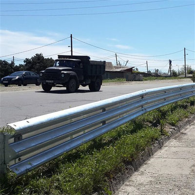 Οδική προστατευτική ράχτρα W Beam Cost Steel Per Foot Κατασκευασμένο από Q345 Strip Steel για την προστασία του δρόμου