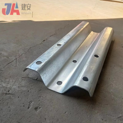 Οδική προστατευτική ράχτρα W Beam Cost Steel Per Foot Κατασκευασμένο από Q345 Strip Steel για την προστασία του δρόμου