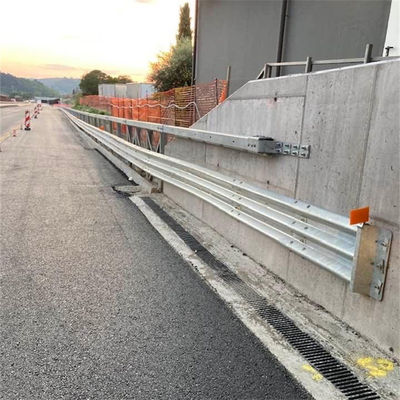 Προσαρμοσμένη επιφάνεια ψευδαργύρου με προστατευτικό κάγκελο με βελτιωμένα χαρακτηριστικά ασφαλείας