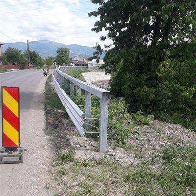 Προσαρμοσμένο W Beam Steel Plate Highway Guardrail για την οδική ασφάλεια από επαγγελματία