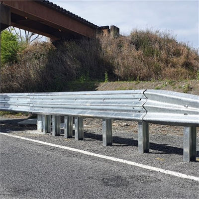 Ζυγισμένο W Beam Highway Guardrail Φράχτης Φράχτης Φραγμός για την εξωτερική ασφάλεια Q235 Q345