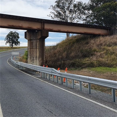 Οδική Ασφάλεια Φραγμός Ζυγισμένο Χάλυβα W Beam Guardrail με εξατομικευμένη επιφάνεια ψευδαργύρου