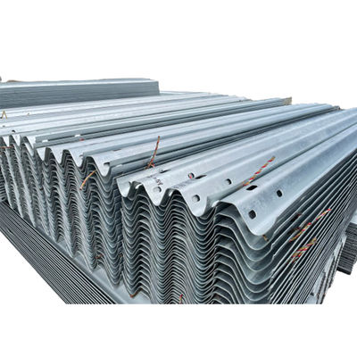 550-600g/m2 Ζινκ Επιστρώσεις Ζυθοποιημένα W Beam Highway Guardrail για οδική ασφάλεια εμπόδιο