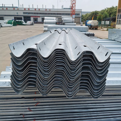 Εξωτερική Ασφάλεια Ζυγισμένο W Beam Highway Guardrail στο χαμηλότερο για εφαρμογές