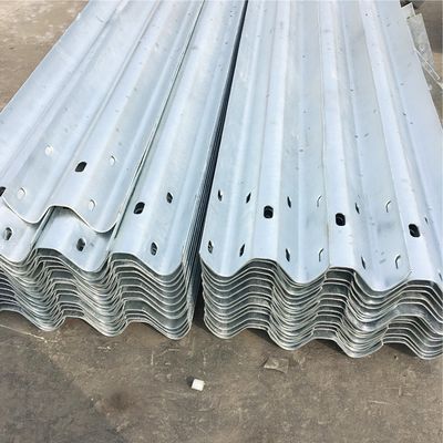 Εξωτερική Ασφάλεια Ζυγισμένο W Beam Highway Guardrail στο χαμηλότερο για εφαρμογές