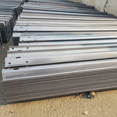 Εξωτερική Ασφάλεια Ζυγισμένο W Beam Highway Guardrail στο χαμηλότερο για εφαρμογές
