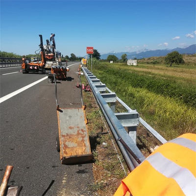 Δύναμοι προστασίας αυτοκινητοδρόμων W Beam με υλικό Q235 Q345 και επικαλυμμένο με γαλβανική σκόνη φινίρισμα